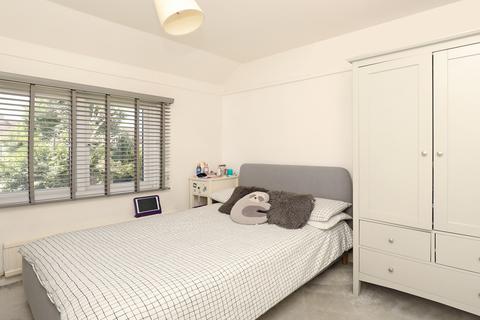 1 Rose Gardens, London, W5 4JU