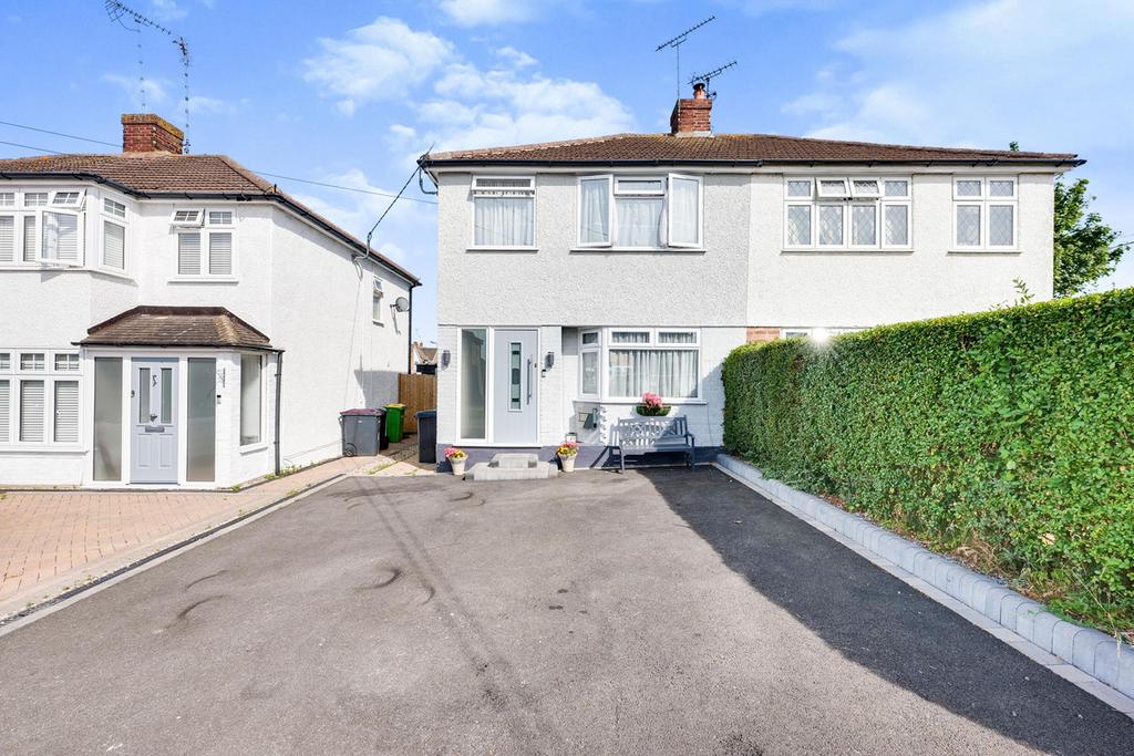 Avondale Road, Rayleigh, SS6 3 bed semidetached house £400,000