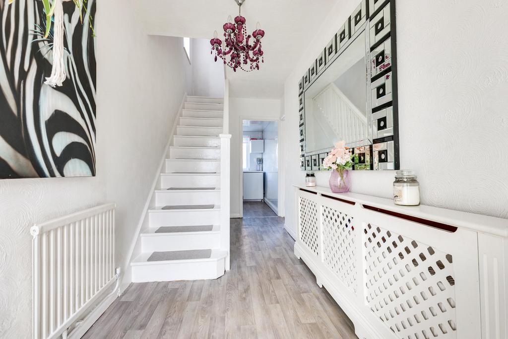 Avondale Road, Rayleigh, SS6 3 bed semidetached house £400,000
