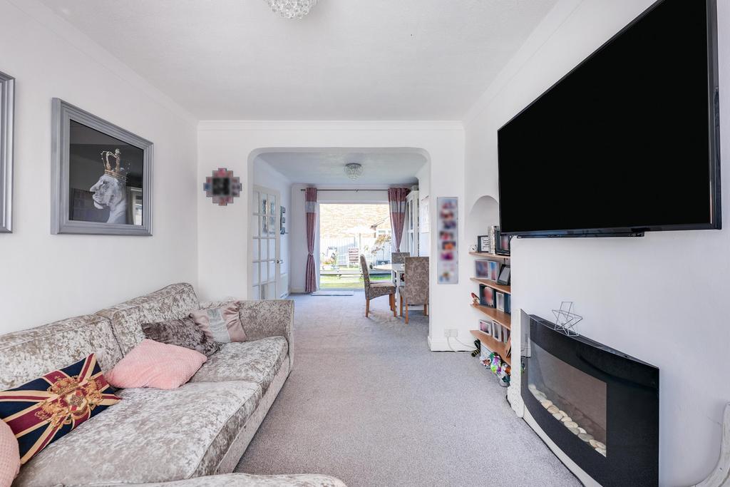 Avondale Road, Rayleigh, SS6 3 bed semidetached house £400,000