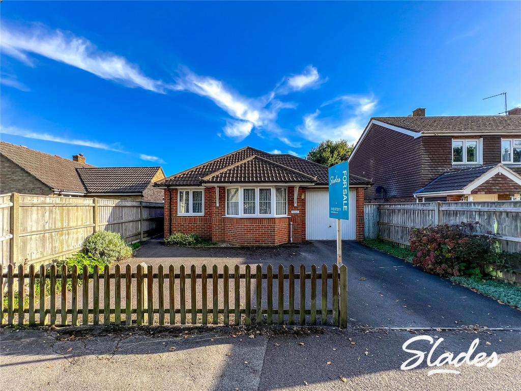 Derritt Lane, Bransgore, Christchurch, Dorset, BH23 2 bed bungalow for