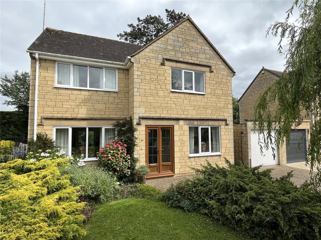 Alexander Drive, Cirencester, Gloucestershire, GL7 3 bed property £