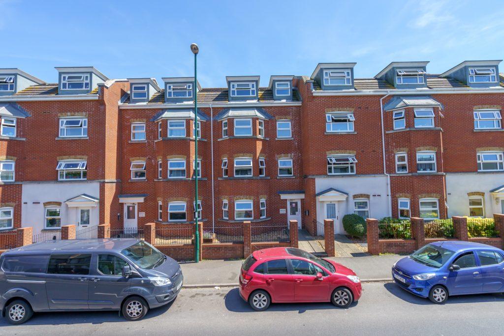 Regis Gate, Longford Road, Bognor Regis, West Sussex. PO21 1AQ 2 bed flat for sale £175,000