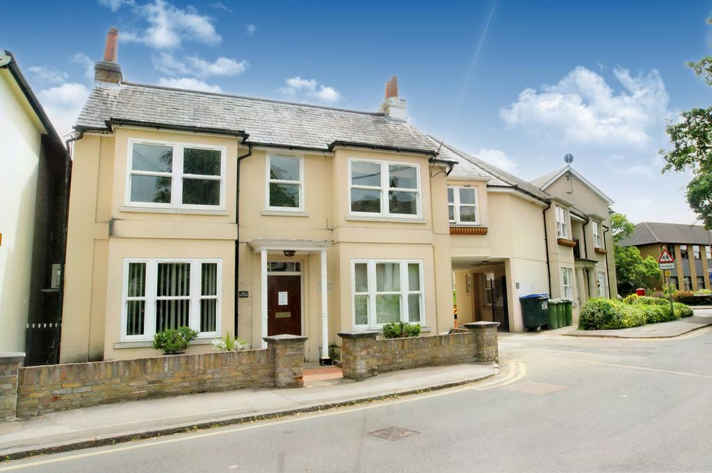 Pleasant Place, Hersham KT12 1 bed flat £995 pcm (£230 pw)