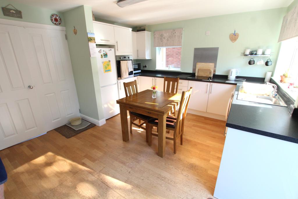 Ridgeway Road, Stapenhill... 3 bed semidetached house £190,000