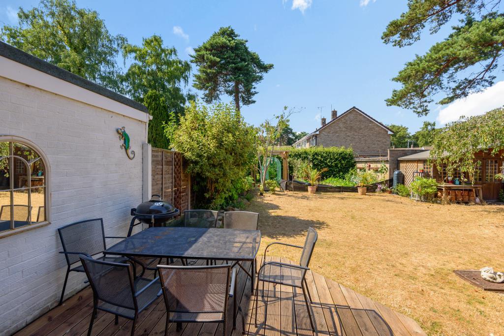 Harmans Water Road, Bracknell, RG12 3 bed semidetached house £1,600