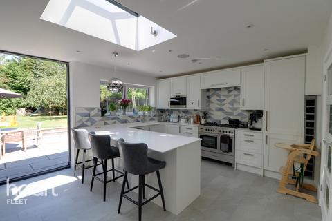 3 bedroom detached house for sale - Weybourne Road, Aldershot