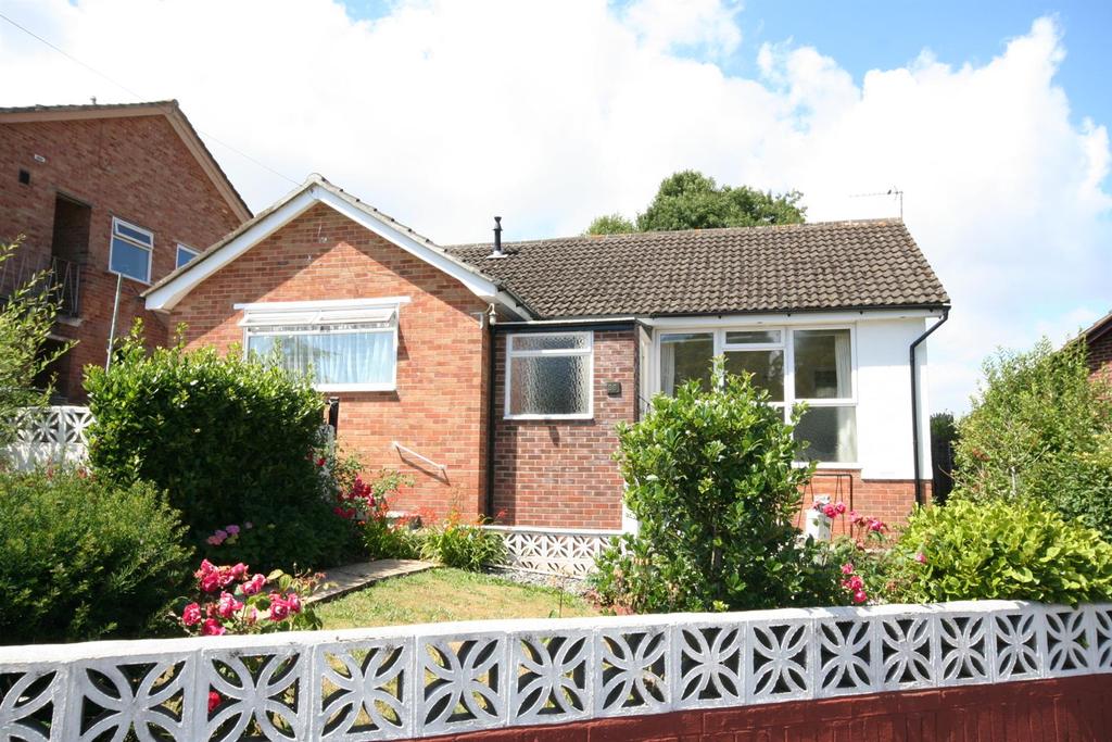 Queensway, Torquay 3 bed detached bungalow £1,100 pcm (£254 pw)