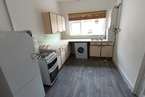 3 bedroom terraced house to rent, Haydn Avenue, Manchester M13 0FN
