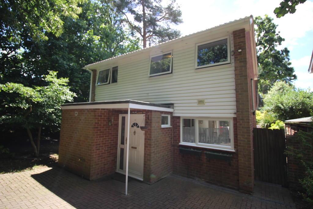 Kirkstone Close, Camberley, GU15 4 bed house to rent £1,850 pcm (£427 pw)