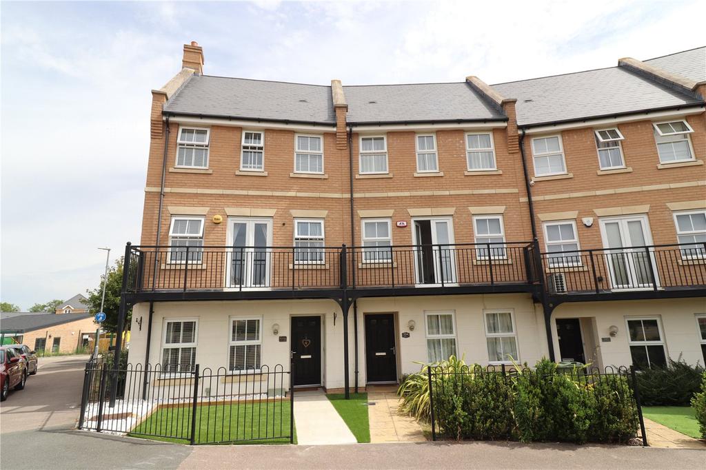 School Avenue, Basildon, Essex, SS15 5 bed end of terrace house £