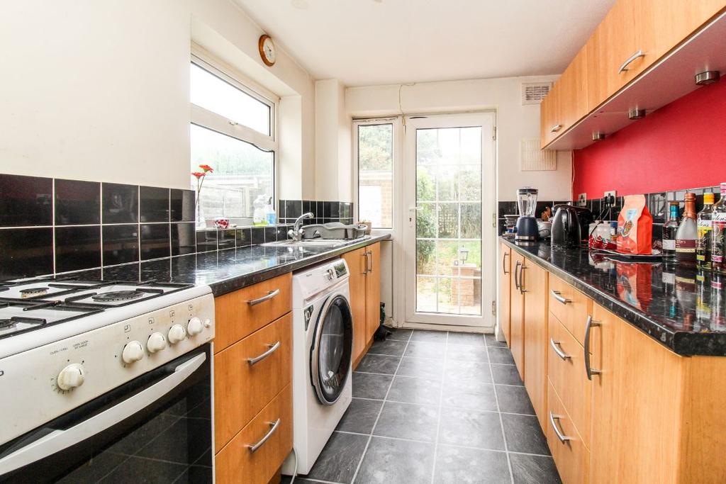 Goodrich Avenue, Bedford 3 bed semidetached house £280,000