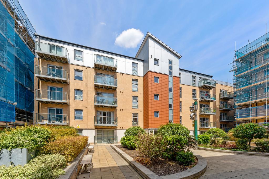 Queen Mary Avenue, South Woodford 1 bed apartment £1,350 pcm (£312 pw)