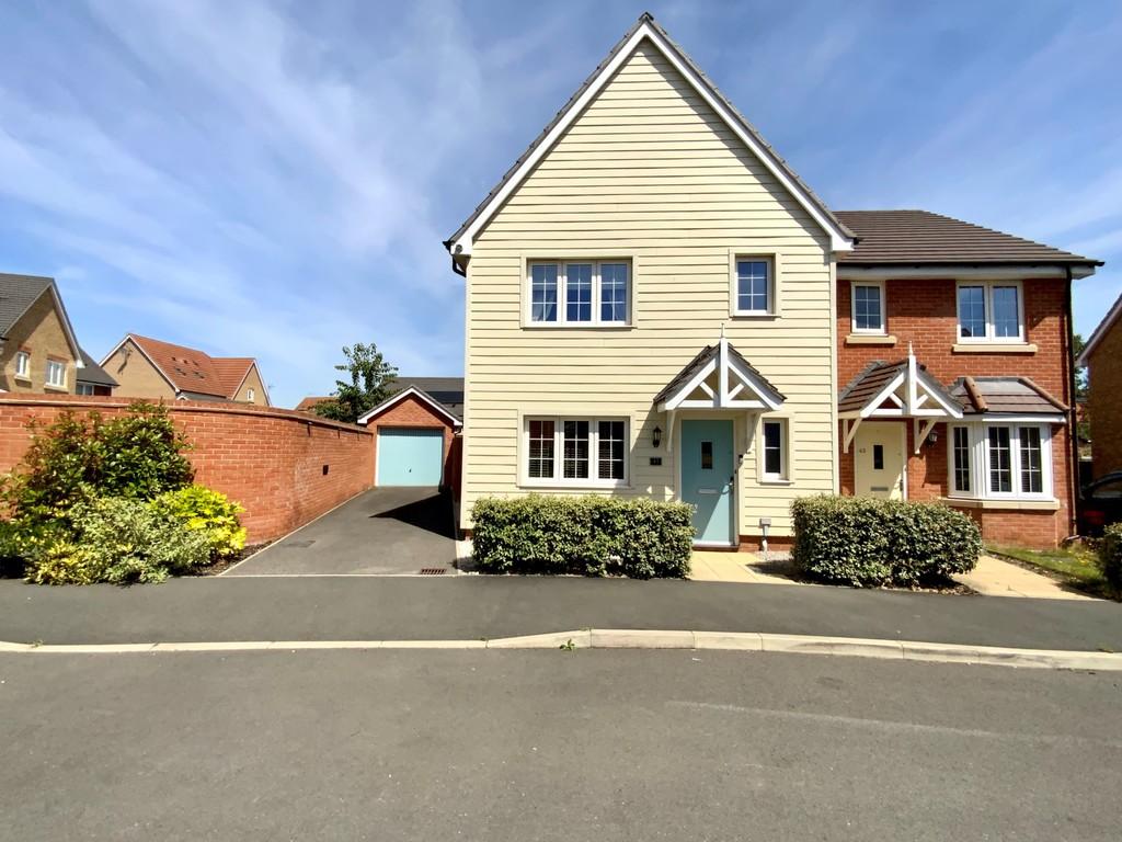 Boxgrove Way, Daventry, NN11 2PQ 3 bed semidetached house £320,000