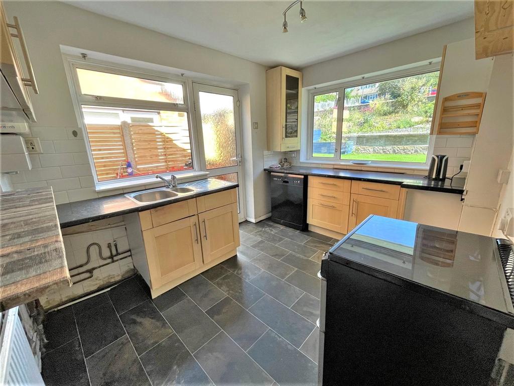 Biddenden Way, Istead Rise, Gravesend 3 bed semidetached house £