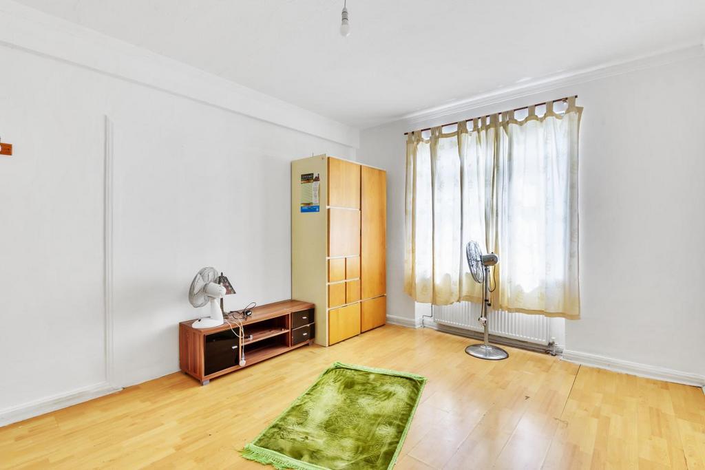 North Circular Road, Golders Green 4 bed flat for sale £475,000