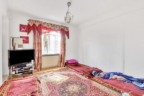 4 bedroom flat for sale, North Circular Road, Golders Green