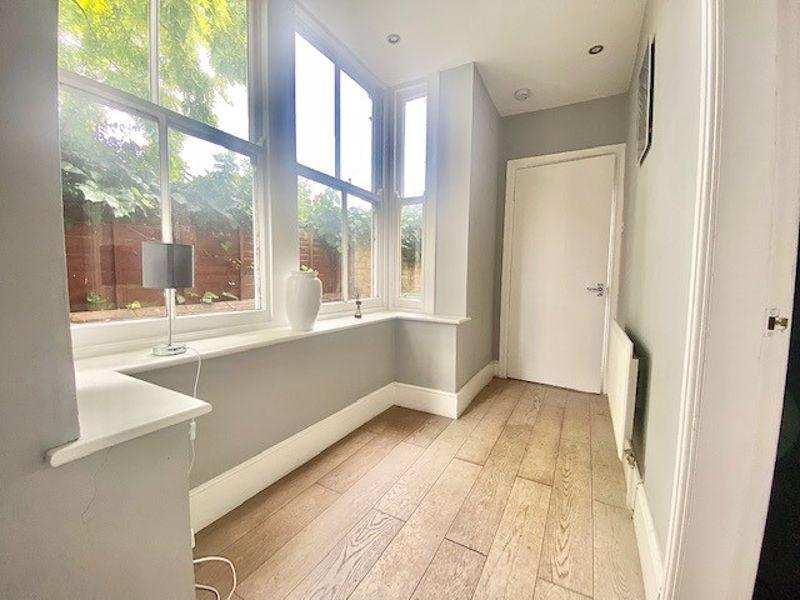 Bay window (Hallway)
