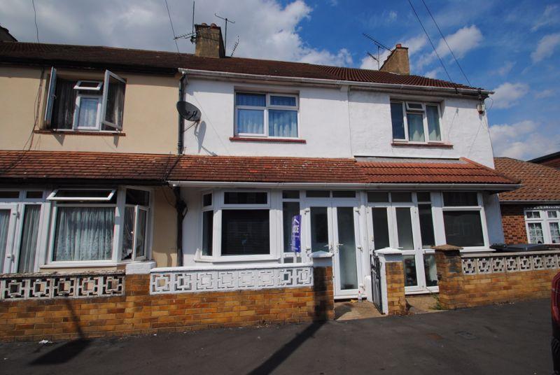 Fairfax Drive, WestcliffOnSea 3 bed terraced house £1,300 pcm (£300 pw)
