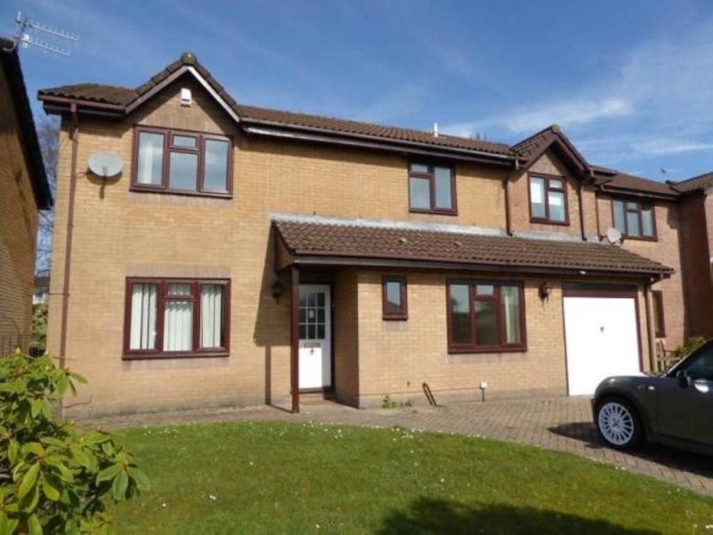 Sunningdale, Caerphilly, 5 bed house £1,600 pcm (£369 pw)