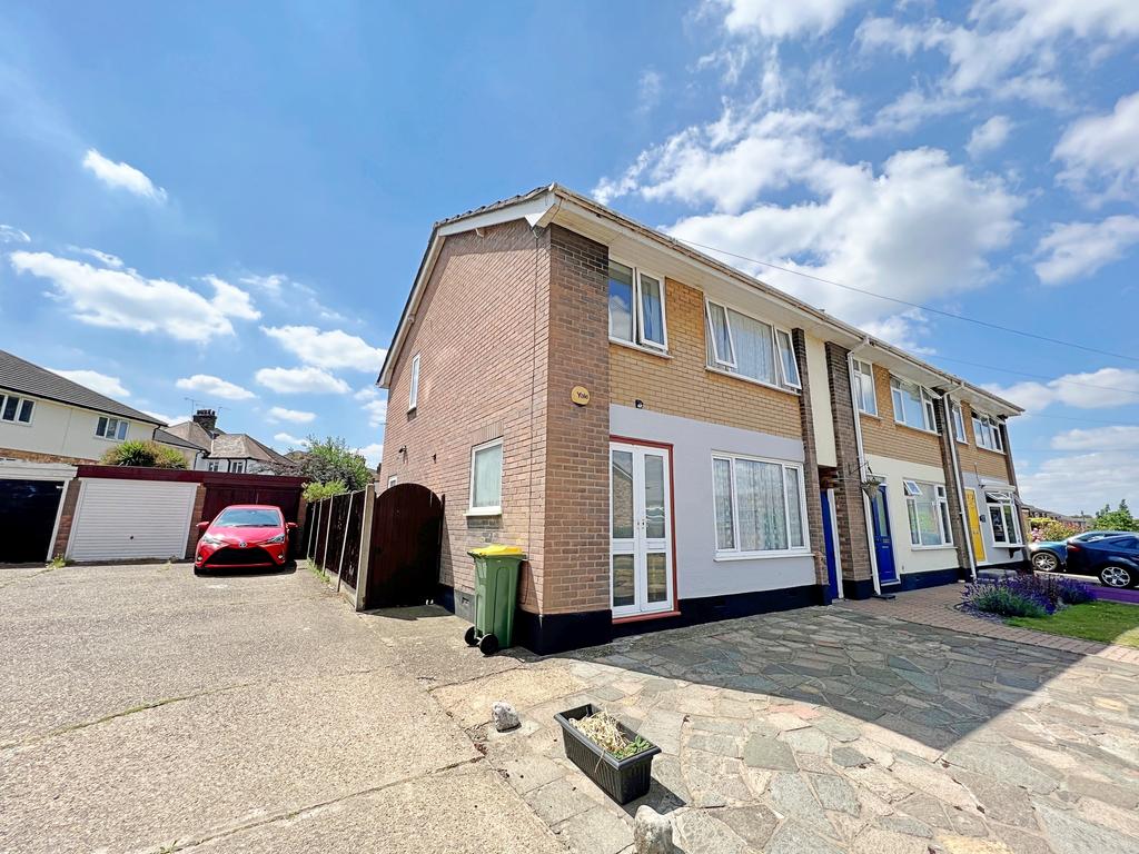 Glebe Drive, Rayleigh, Essex 3 bed end of terrace house £1,450 pcm (£