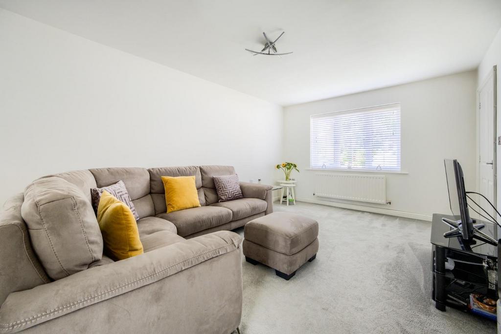 Erica Drive, Whitnash, Leamington Spa 3 bed terraced house for sale £