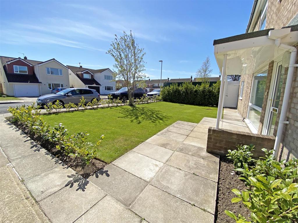 Oakfield Drive, Formby, Liverpool 4 bed house to rent £1,950 pcm (£
