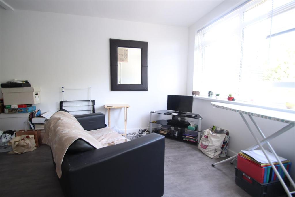 Trident Court, Savoy Close, Harborne... Studio £550 pcm (£127 pw)