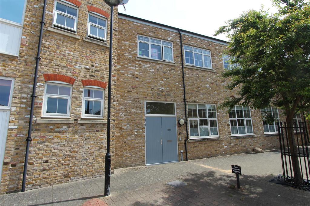 Esparto Way, South Darenth, Dartford 2 bed £450,000