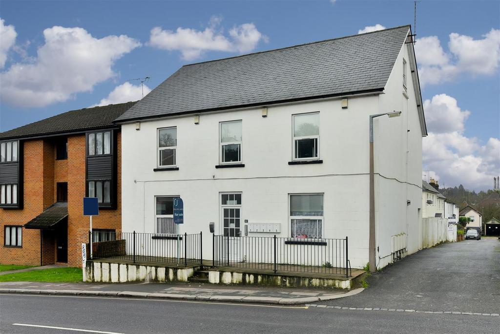 Greyhound Court, Brighton Road, Redhill 2 bed apartment £240,000