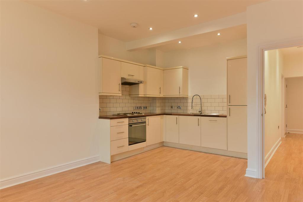 Greyhound Court, Brighton Road, Redhill 2 bed apartment £240,000