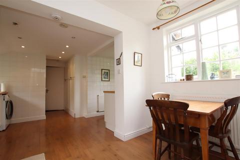 16 Chapel Road, Exeter, EX2 8TB