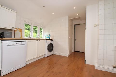16 Chapel Road, Exeter, EX2 8TB