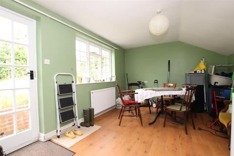 16 Chapel Road, Exeter, EX2 8TB