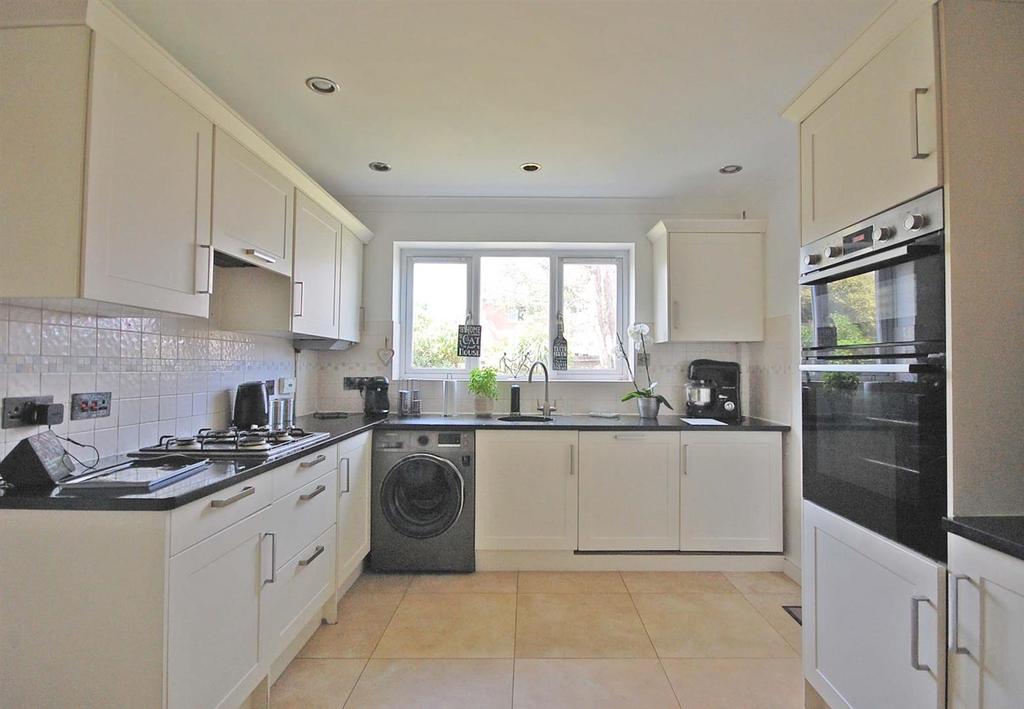 Kitchen b.jpg
