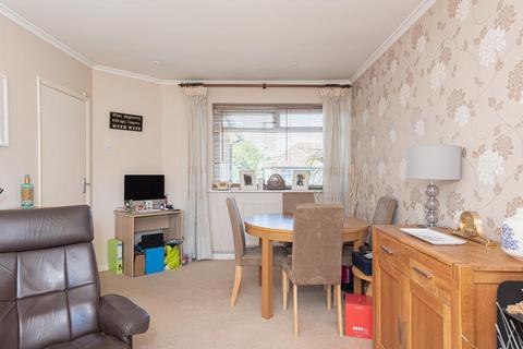 8 Willis Close, Epsom, KT18 7SS