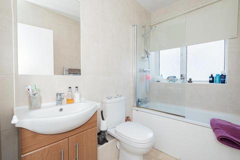 8 Willis Close, Epsom, KT18 7SS