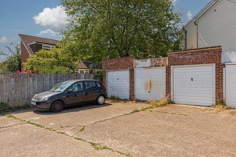 8 Willis Close, Epsom, KT18 7SS