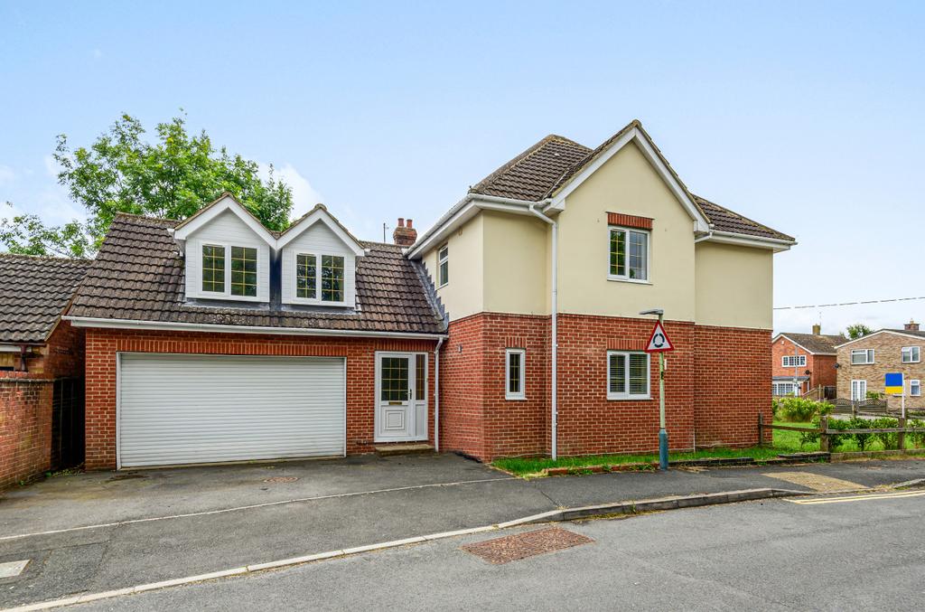 New Road, Royal Wootton Bassett, SN4 4 bed detached house £400,000