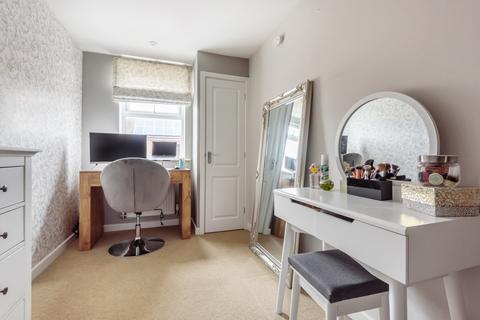 205 Cloatley Crescent, Royal Wootton Bassett, Swindon, SN4 7FX