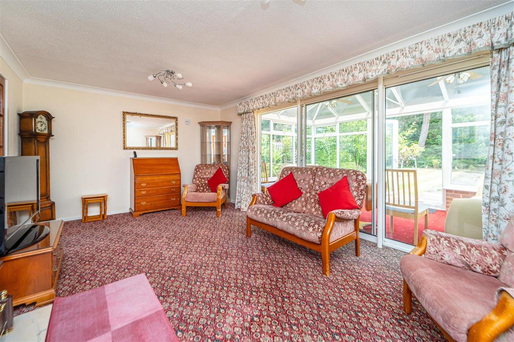 21 The Spinney, Finchfield, Wolverhampton 2 bed detached bungalow for