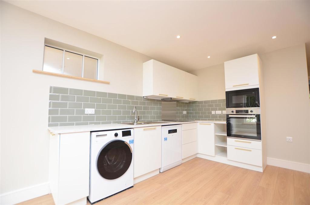 Claremont Road, Teddington 2 bed apartment £1,900 pcm (£438 pw)
