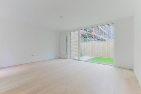 4 bedroom terraced house to rent - Starboard Way, Royal Wharf, E16