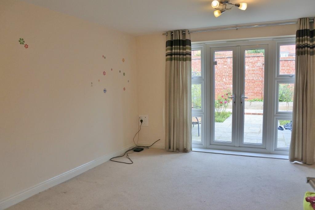 Sinclair Drive, Basingstoke, RG21 2 bed terraced house £1,100 pcm (£