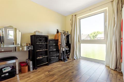 22 Brambling Close, Horsham, RH13 6AZ