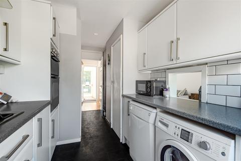 22 Brambling Close, Horsham, RH13 6AZ