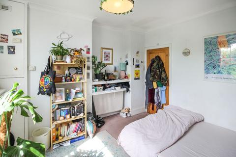 2 bedroom flat to rent, Squires Lane, London