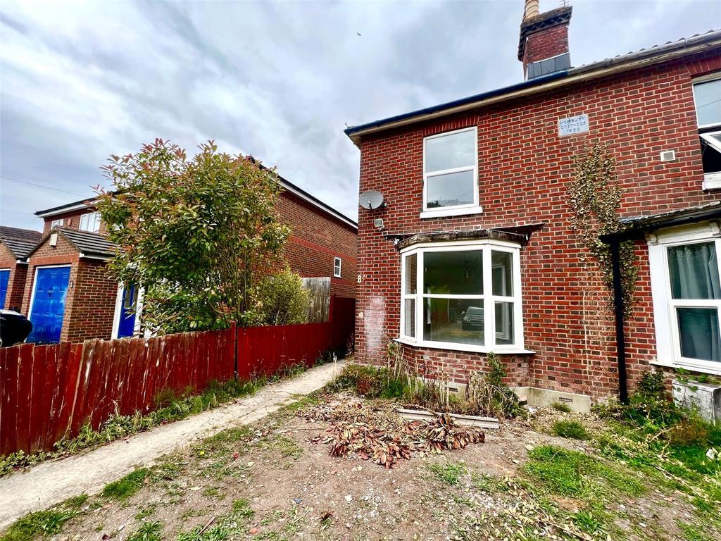 Burgess Road, Bassett, Southampton... 3 bed semidetached house £1,300 pcm (£300 pw)