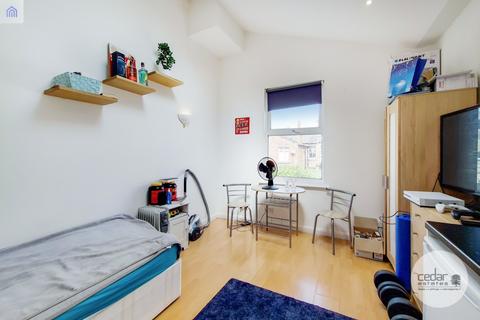 Studio to rent - Yewfield Road, Willesden NW10