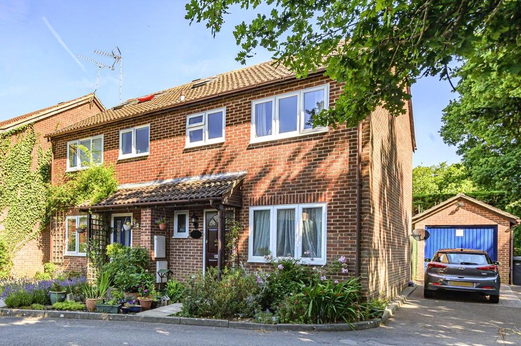 Woodberry Close, Chiddingfold... 3 bed semidetached house £495,000